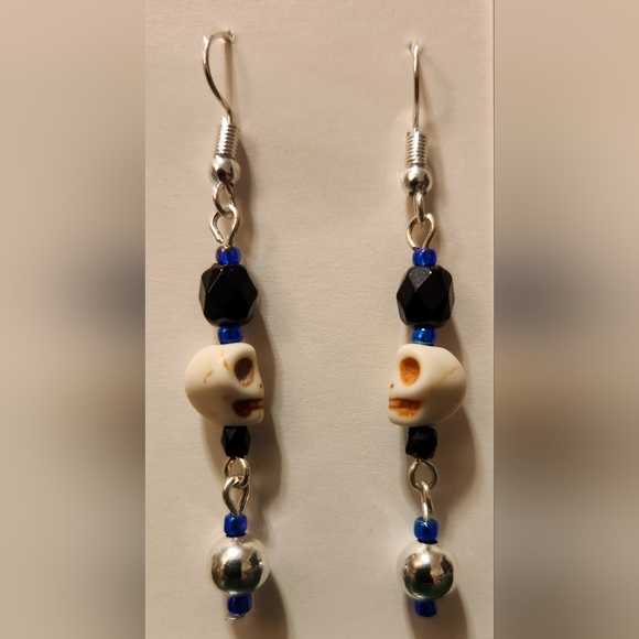 Handmade dangle skull earrings - Picture 4 of 8